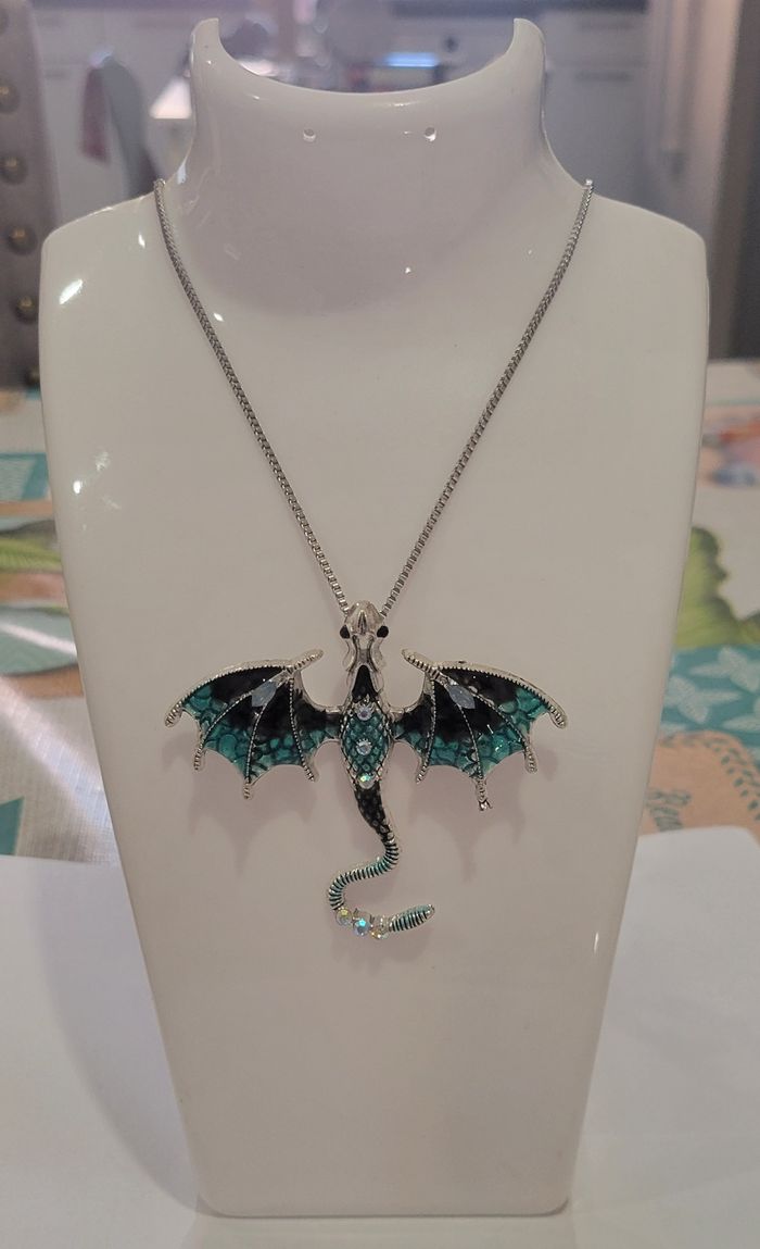 COLLIER DRAGON ARGENTE BLEU VERT STRASS ! NEUF !