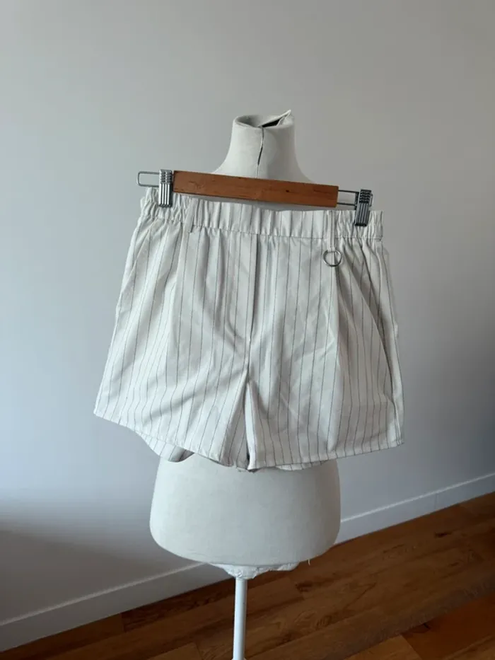 Short à rayures L/40 Bershka