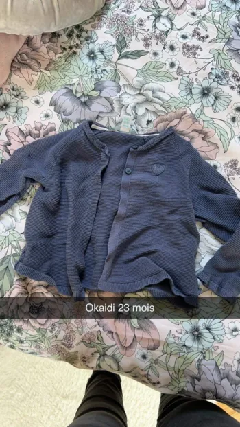 Gilet okaidi taille 23 mois