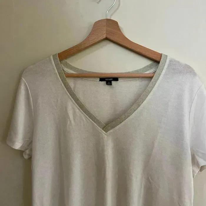 T-shirt blanc cassé Kiabi T.S, col V, manches courtes, maille fine fluide, basique chic V039 - photo numéro 2