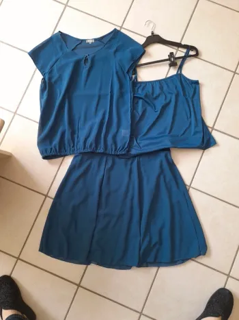 Ensemble 3 pièces jupe et petit haut.