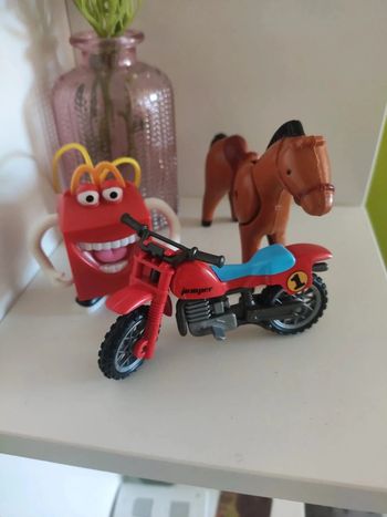 3 figurines cheval, moto et Mc Do