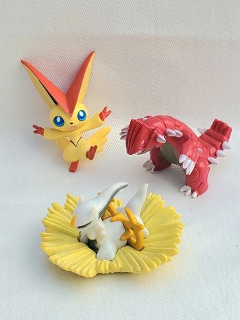 Figurines Pokémon Arceus/Groudon/ Victini