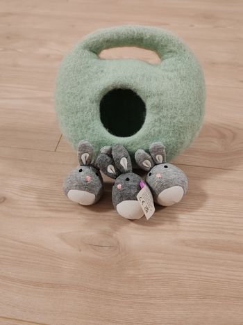 Lapins dans leur terrier feutré