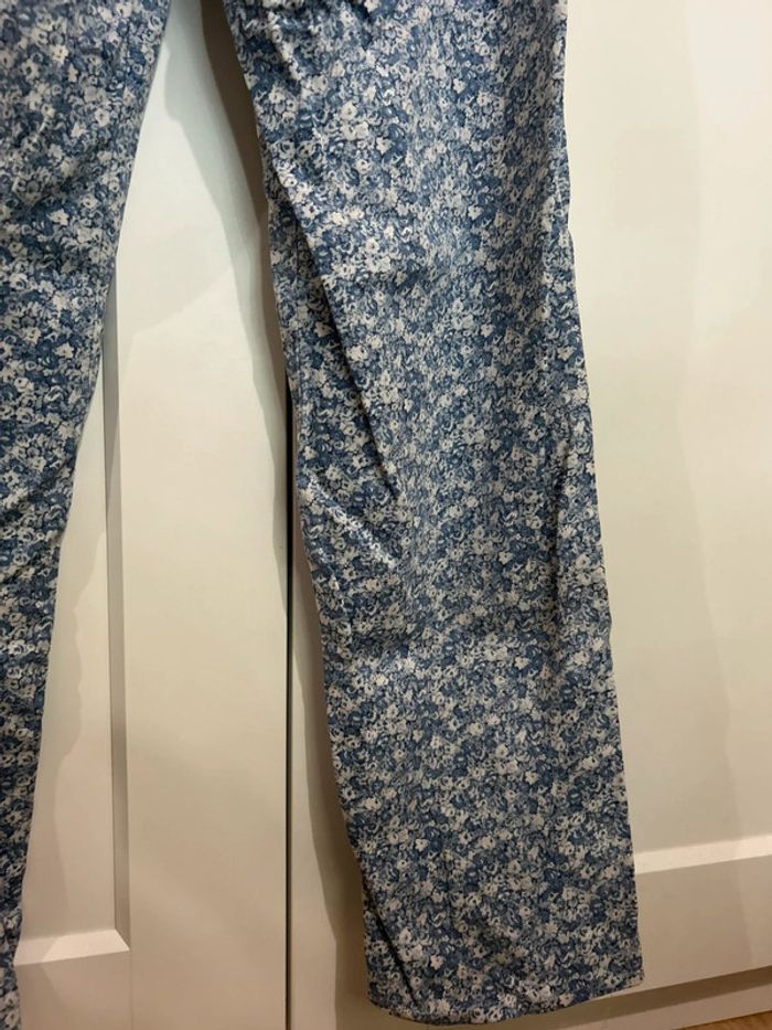 683 – pantalon fleuri blanc et bleu clair ajusté sans marque et taille 34-36 / S - photo numéro 9