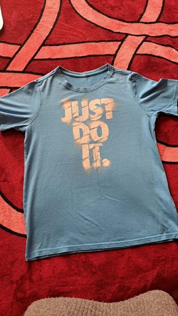 Tshirt nike en très bon état taille 12 ans 