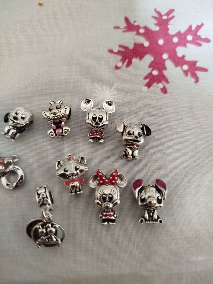 Lot magnifique de 9 charm Disney Minnie stitch mickey Pluto nemo Marie etcc - photo numéro 3