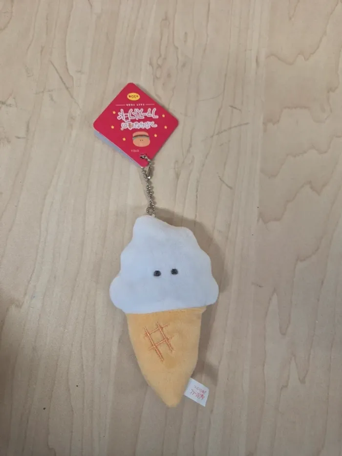 Porte-clés peluche Tsuburana Hitomi "Fast Food" : Glace vanille