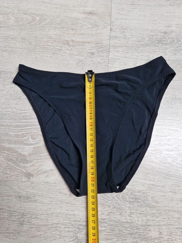 Bas de maillot de bain noir pain de sucre indiqué taille 38 mais convient à un 36 ou 34 - photo numéro 2