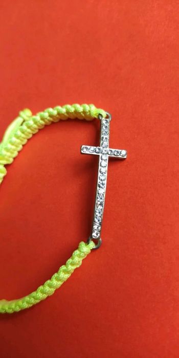 Bracelet jaune fluo avec croix ajustable