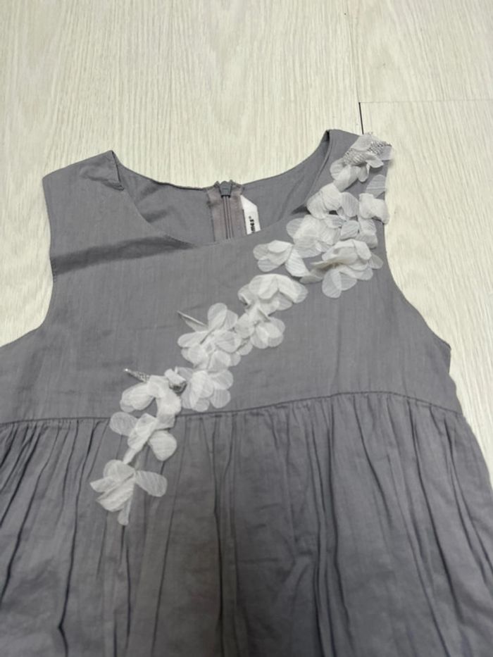 Robe légère grise avec fleurs blanches, trois pommes, 10 ans - photo numéro 2