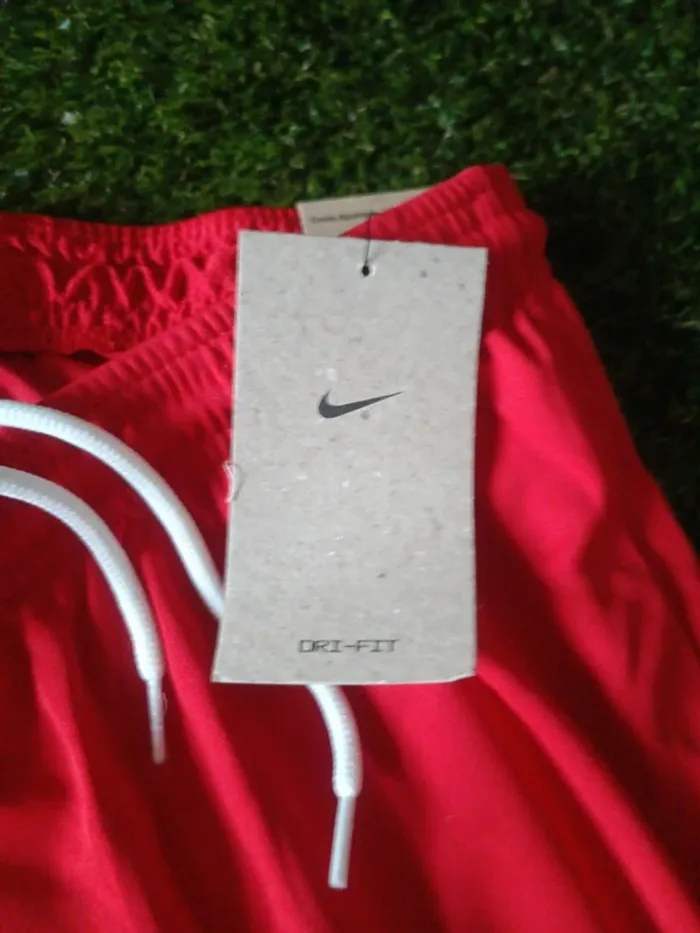 Short football Nike taille L rouge neuf - photo numéro 4