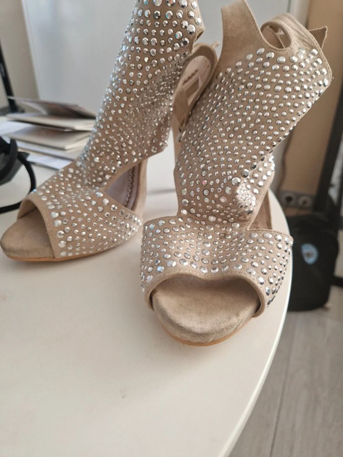 Sandales à talons et strass - photo numéro 2