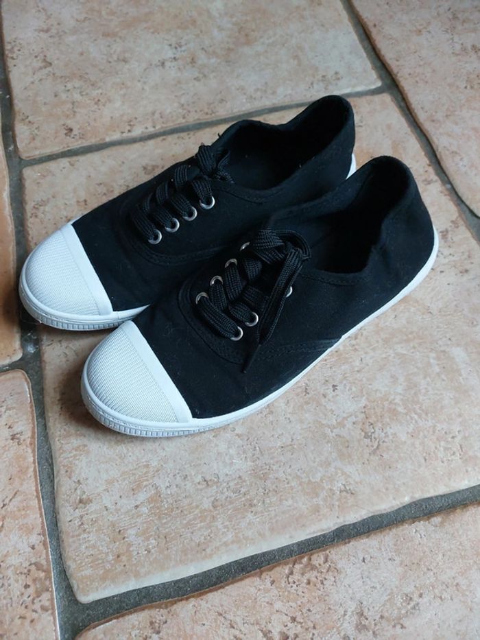Petites baskets noir et blanche - photo numéro 2