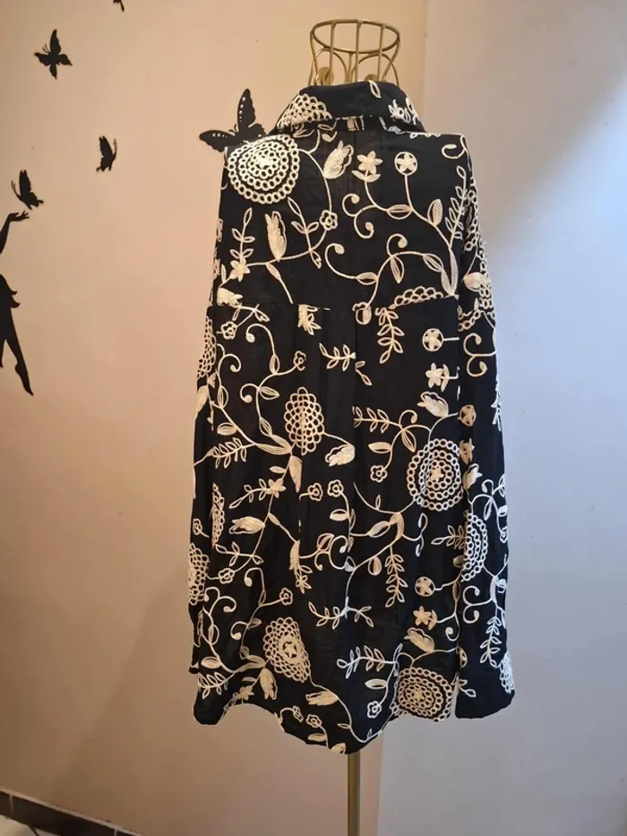 Chemise noire & broderie fleurie - photo numéro 4