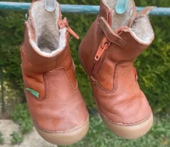 Bottes en cuir de la marque Kickers, taille 20. En très bon état