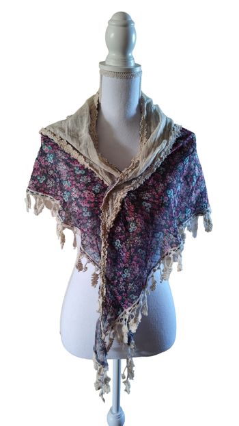 Foulard fleuri brodé