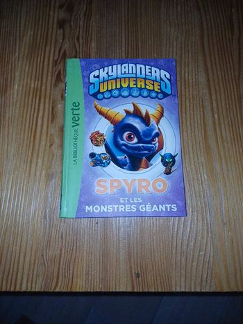 Livre bibliothèque verte Skylanders universe - Tome 1 - Spyro et les monstres géants