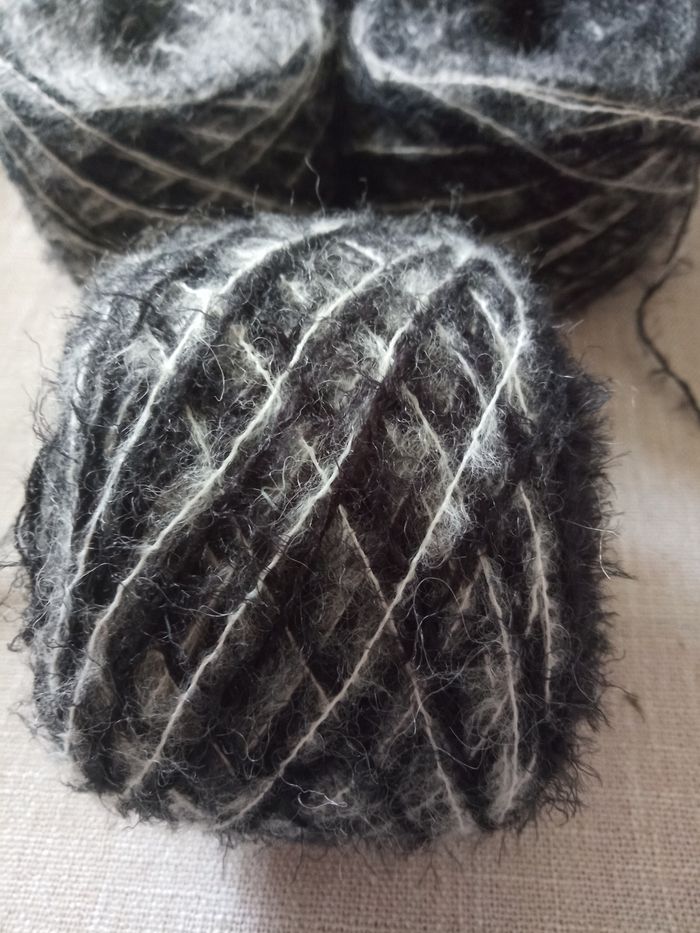 Lot de 5 Pelotes Fantaisie Tons Noirs et Blancs (370g) - photo numéro 3