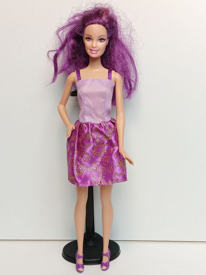 Poupée mattel barbie tenue total mauve
Poupée et ensemble compris