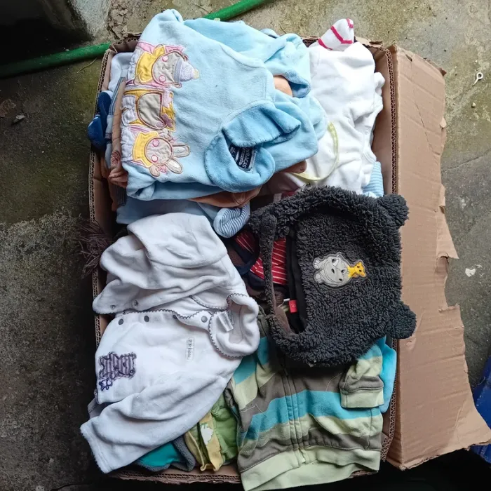 Lot vêtements 1 mois et gigoteuse