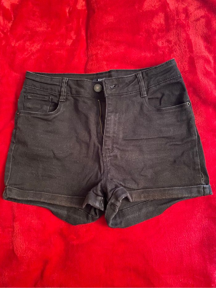 Short noir