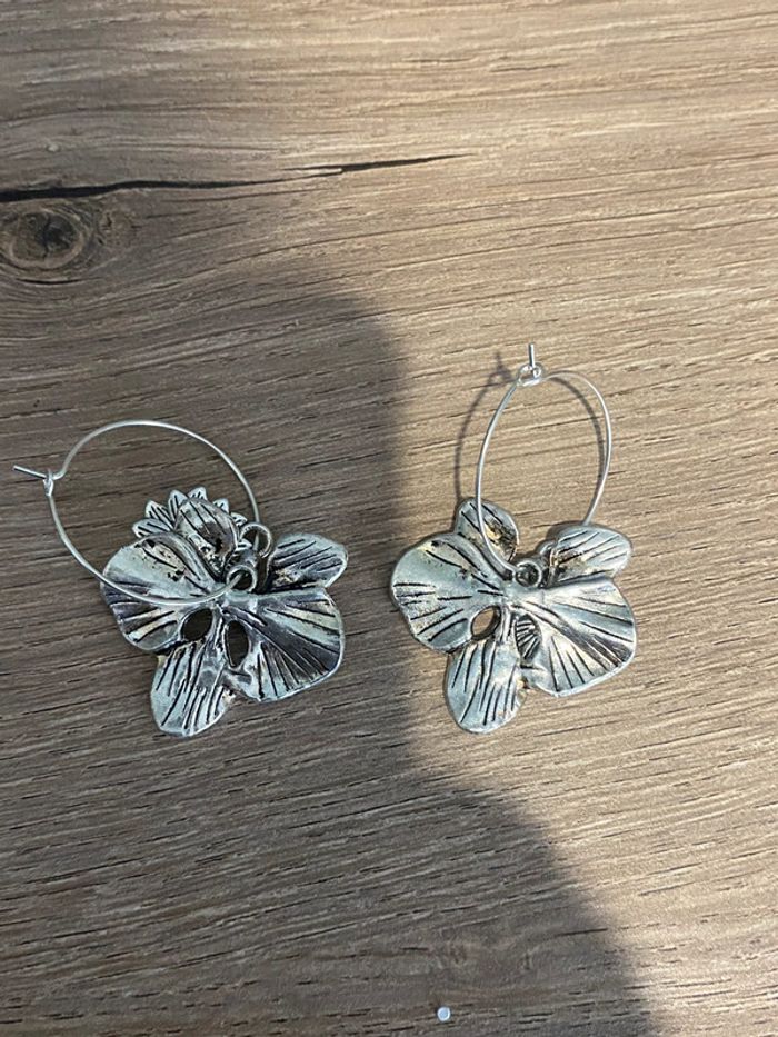 Paire de boucles d’oreilles créoles fleurs acier - photo numéro 6
