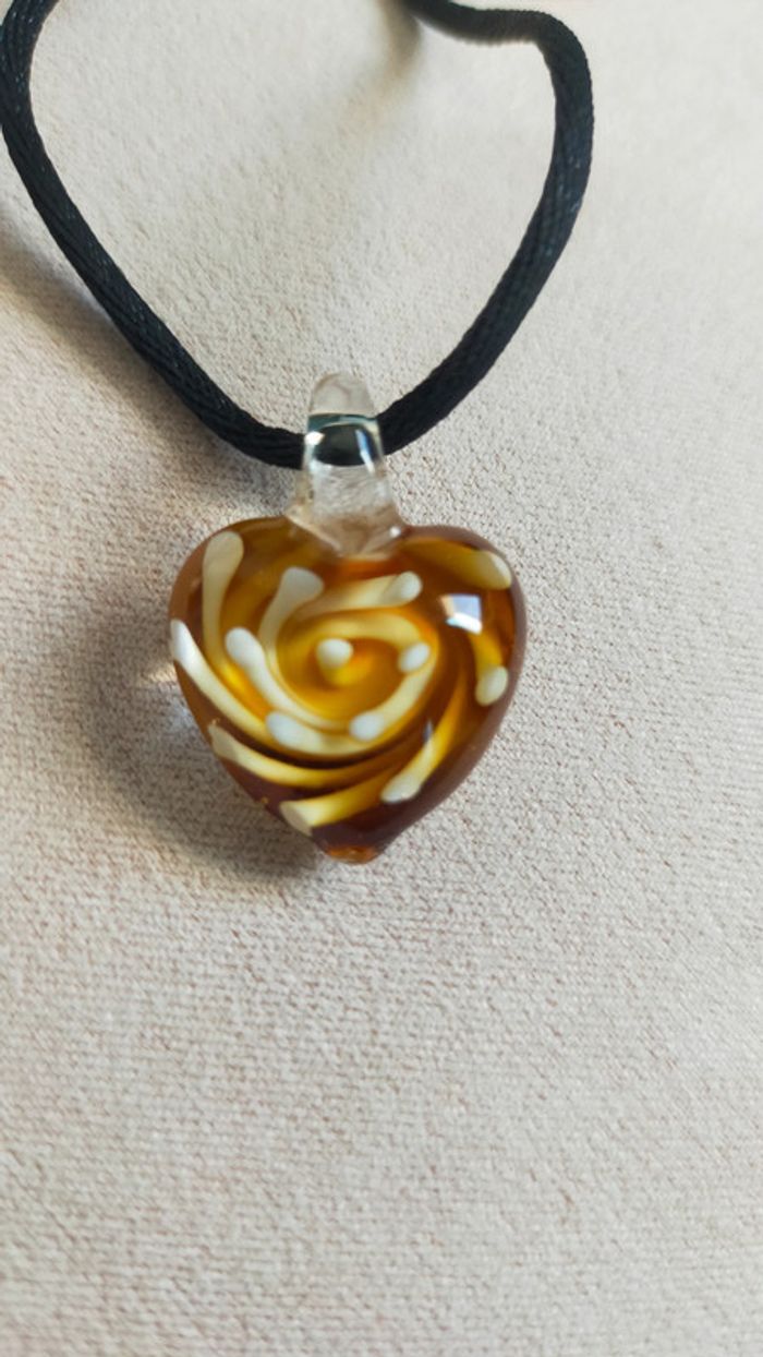 Pendentif fantaisie – Cœur orangé effet ambre avec matière blanche, résine stylée - photo numéro 2
