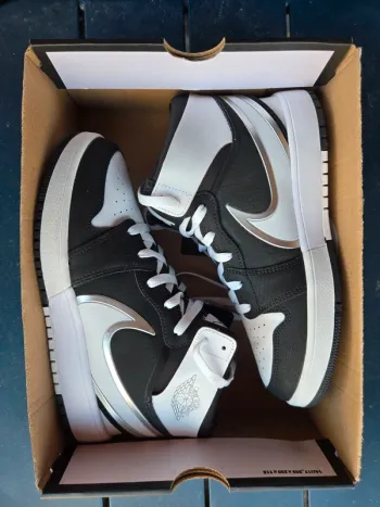 Nike air Jordan 1 mid rm easy  taille 40 neuves