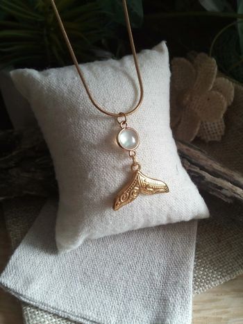 Collier queue de baleine et connecteur pierre d'ormeaux