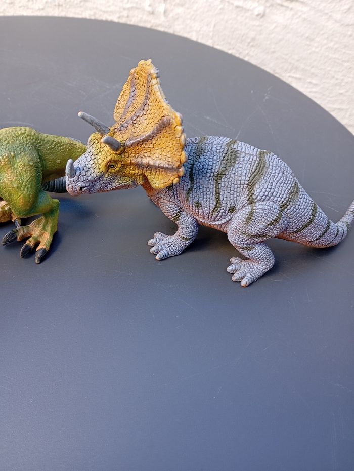 4 dinos plastique dur - photo numéro 3