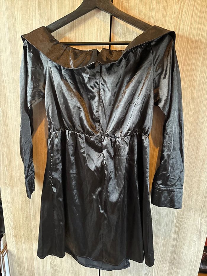 Robe satin noir col bardot PrettyLittleThing - photo numéro 8