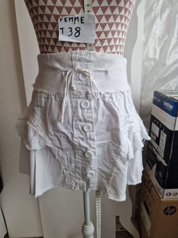 Jupe, courte, blanche, en coton, en très très bon état, longueur 36cm,marque Miss Shilly =5€