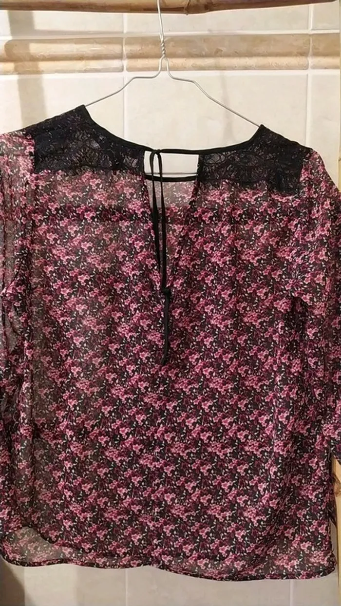 Blouse Bershka S fleurs 🌺et dentelle noire - photo numéro 4