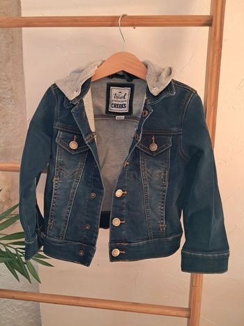 Veste en jeans avec capuche 4 ans parfait état