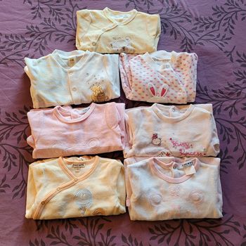 Lot de 7 pyjamas en velours (grenouillères)