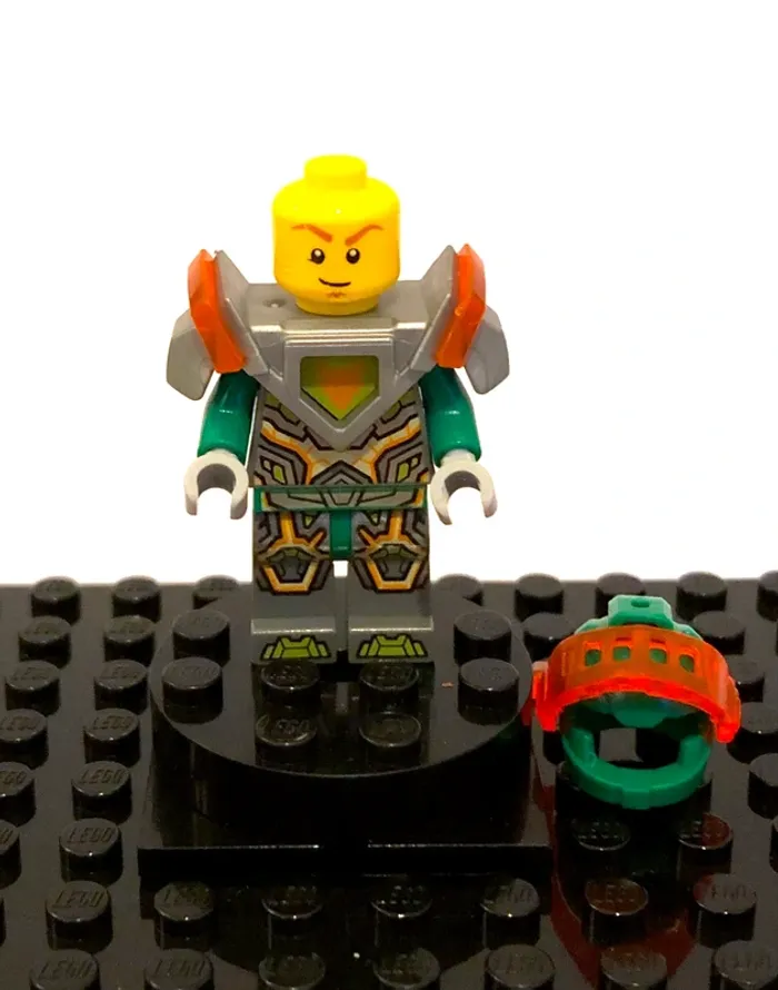 LEGO Nexo Knights - "Aaron Fox, trans-neon orange visor" - photo numéro 3