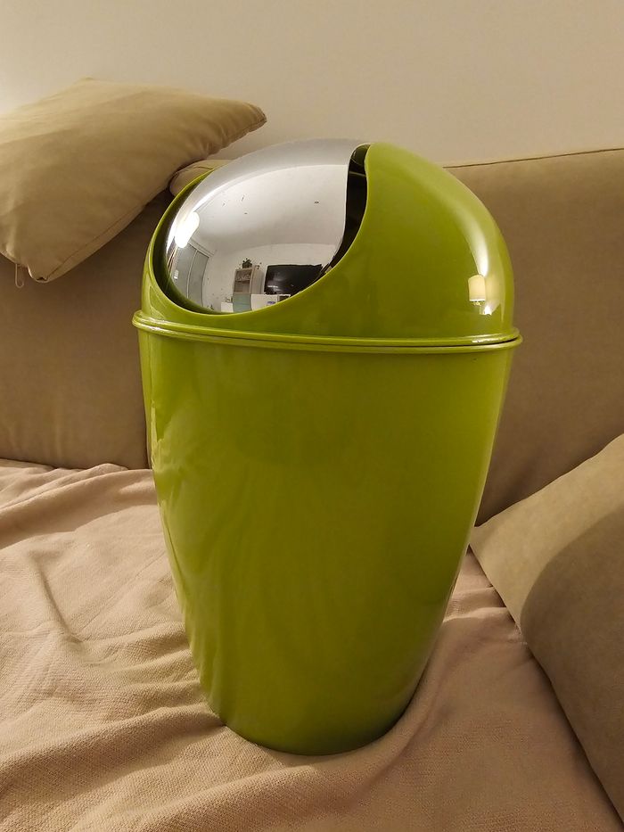 Superbe poubelle basculante verte – Propre & prête à l’emploi !