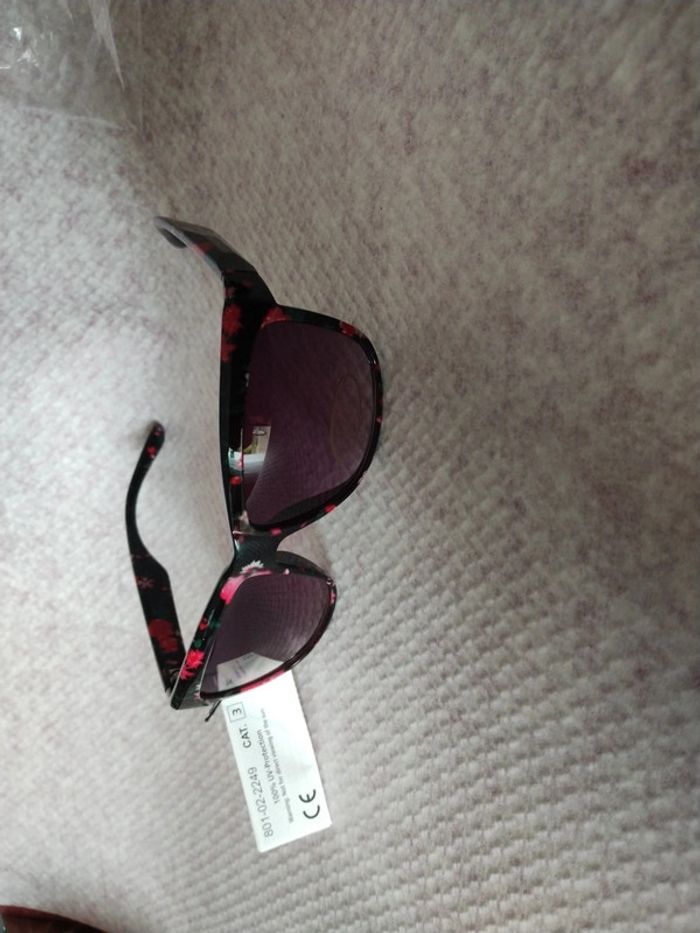 Superbe paire de lunettes de soleil  Jennyfer uv 400 - photo numéro 9