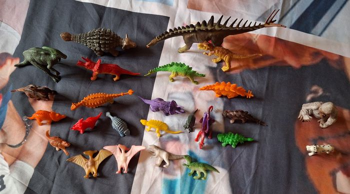 Lot de différents dinosaures + 1 Singe + 1 chien
