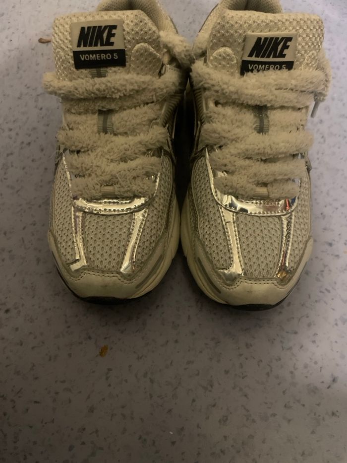 Vomero 5 pointure 39 argenté / blanc