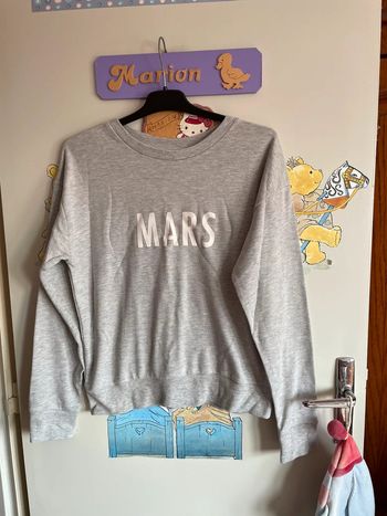 Pull gris avec inscription mars, taille S, marque Mango.