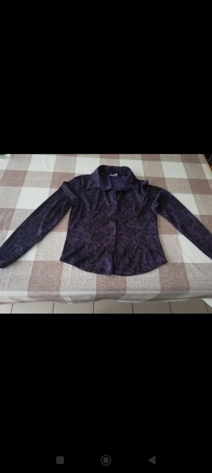 Chemise manches longues violette avec fleurs noires taille 36 2€