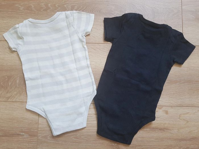 Lot de 2 bodies manches courtes 9 mois - photo numéro 2