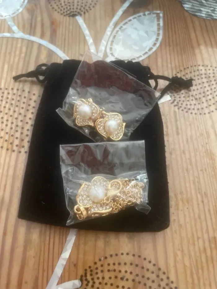 Parure doré perles blanches