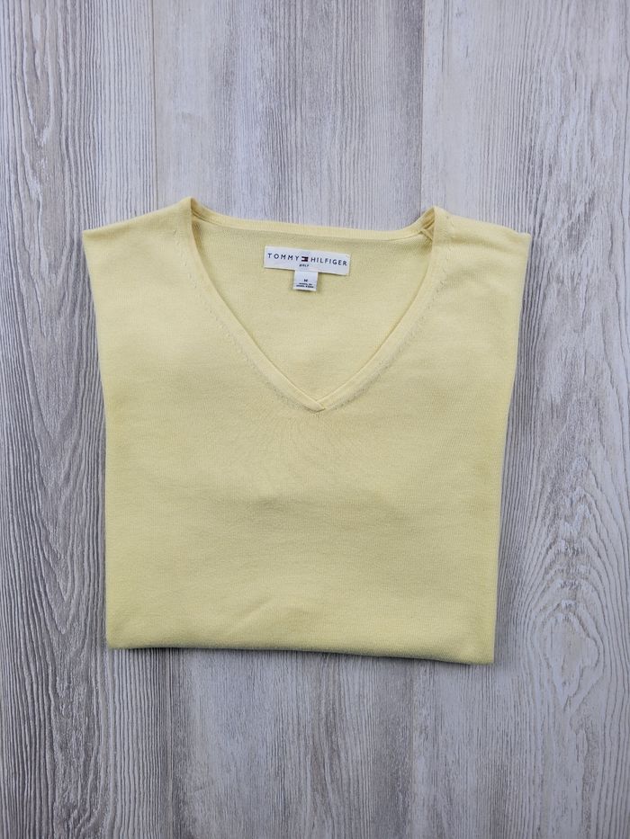 Pull  Tommy Hilfiger jaune – col V – taille M  – Très bon état