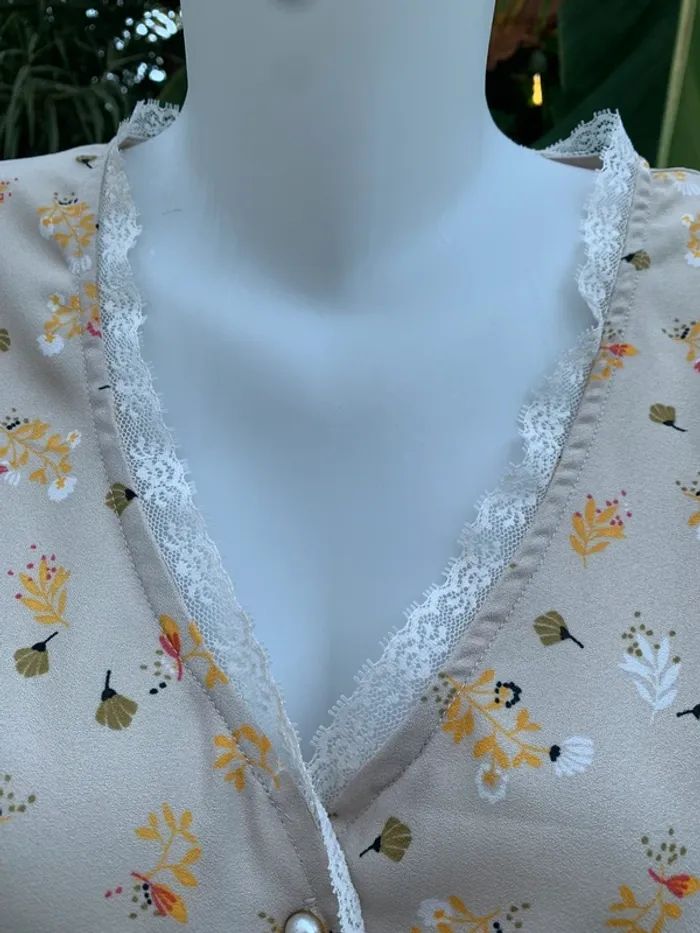 Blouse blanche porte taille 44 -2XL manches longues beige fleuris - photo numéro 3