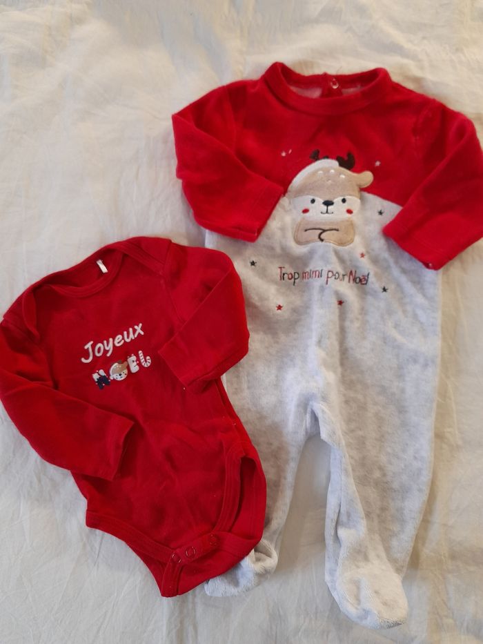 Lot Noël 3 mois (Pyjamas, Pull, Chaussons,...) - photo numéro 2