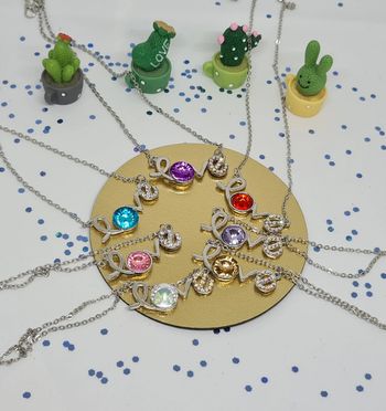 Lot de 7 colliers argentés avec pendentifs Love à pierre colorée