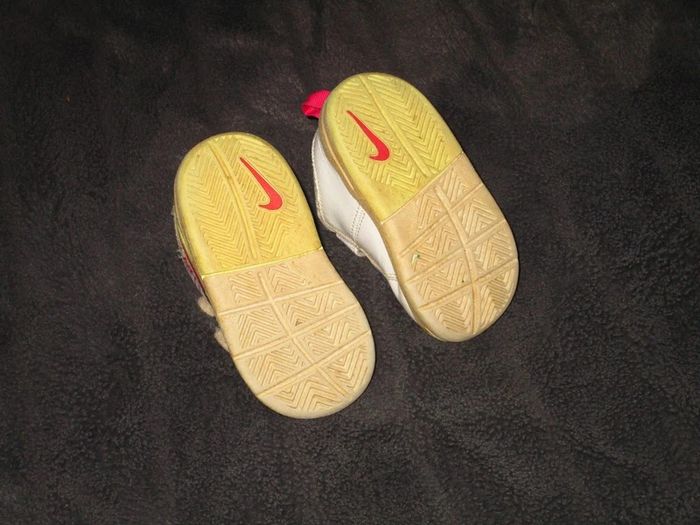 Chaussures Nike taille 20/21 - photo numéro 3